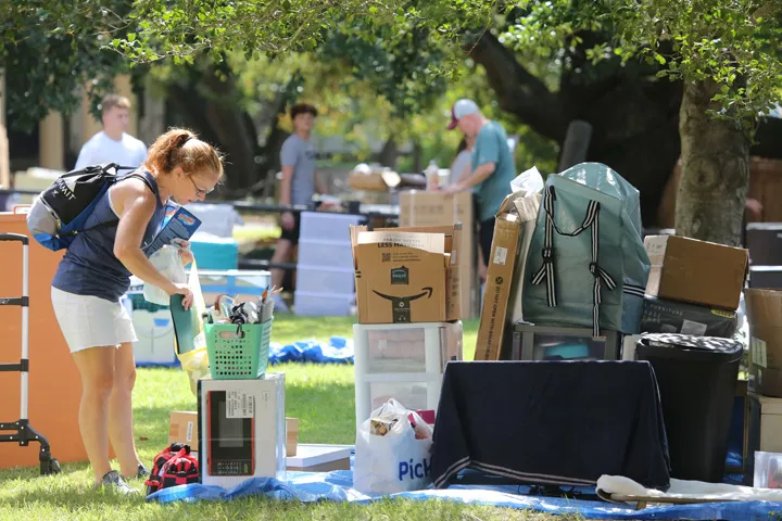 Familienmitglieder und Freunde helfen neuen Studierenden beim Einzug in ihre Wohnheime.