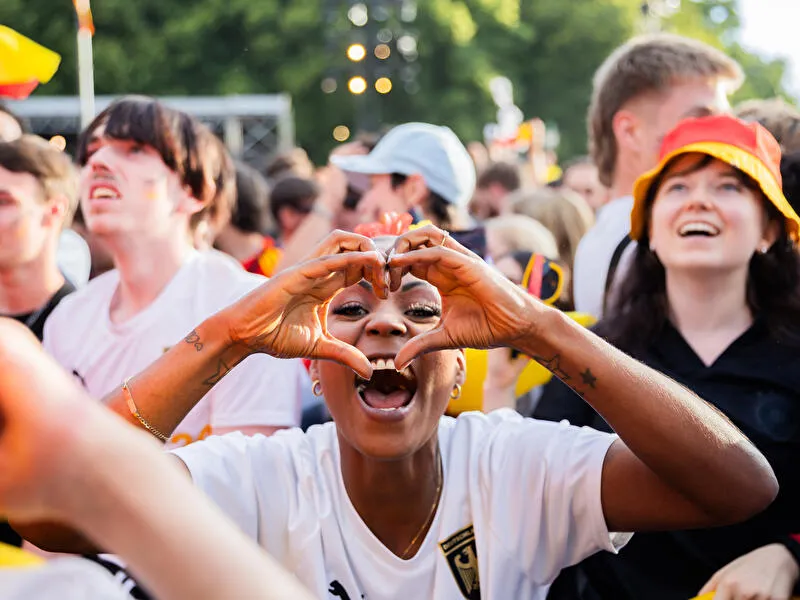 Fans beim Public Viewing in Berlin feiern die Fußball-EM 2024.
