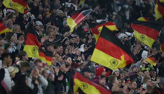 Fans bejubeln einen Sieg, auch bei erfolgreichen WM Wetten steigt die Freude