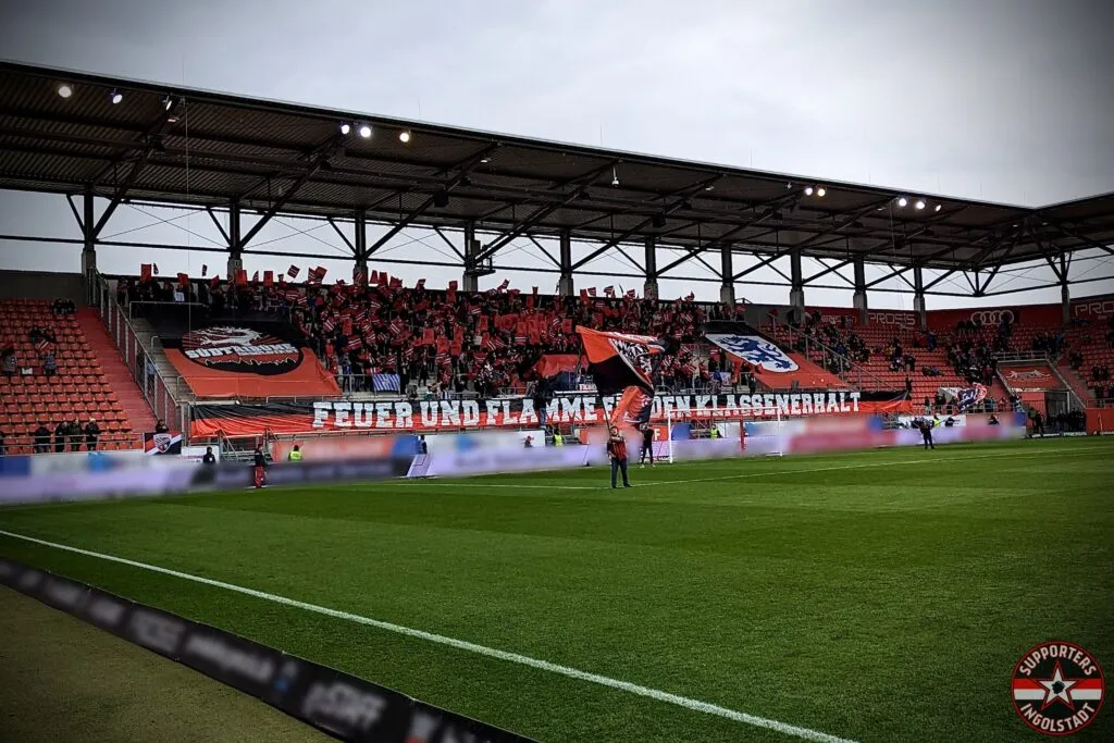 Fans des FCI Ingolstadt entzünden Rauch vor dem Spiel gegen VfB Oldenburg.