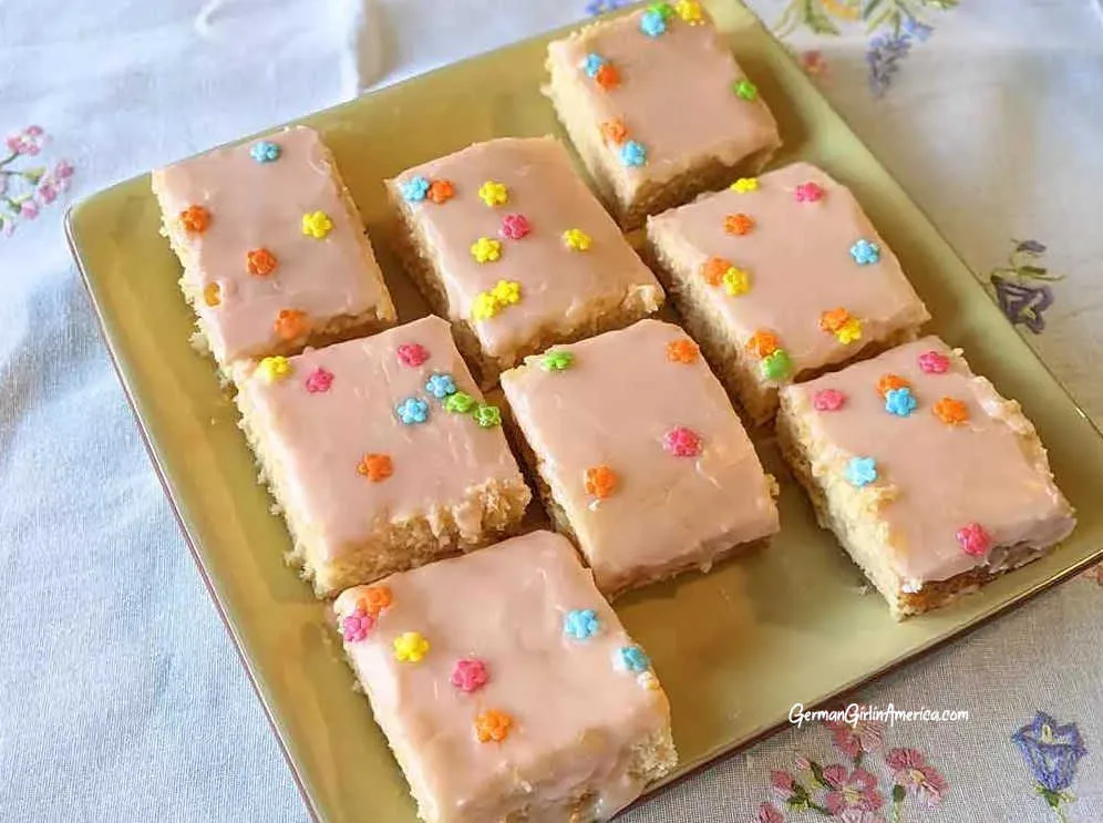 Fantakuchen Blechkuchen mit Orangenlimonade und Streuseln