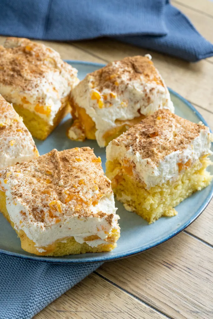 Fantakuchen ist ein echter Klassiker - fluffiger Rührteig mit einem cremigen Belag aus Schmand und Mandarinen. Fankakuchen vom Blech ist super fix gebacken.