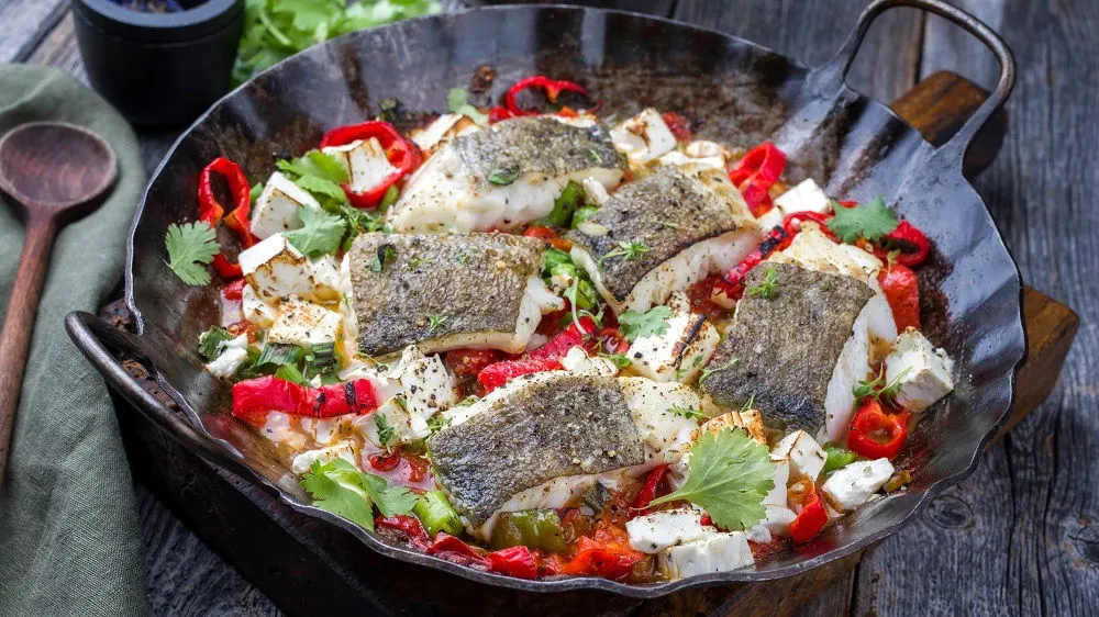 Farbenfrohe Fischpfanne mit Gemüse, ideal für ein schnelles warmes Mittagessen