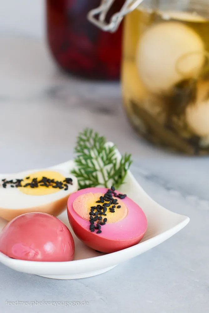 Farbenfrohe Pickled Eggs in zwei Varianten: eingelegte Eier mit Chili-Fenchel und Roter Bete-Anis – ein einfaches Eier Rezept