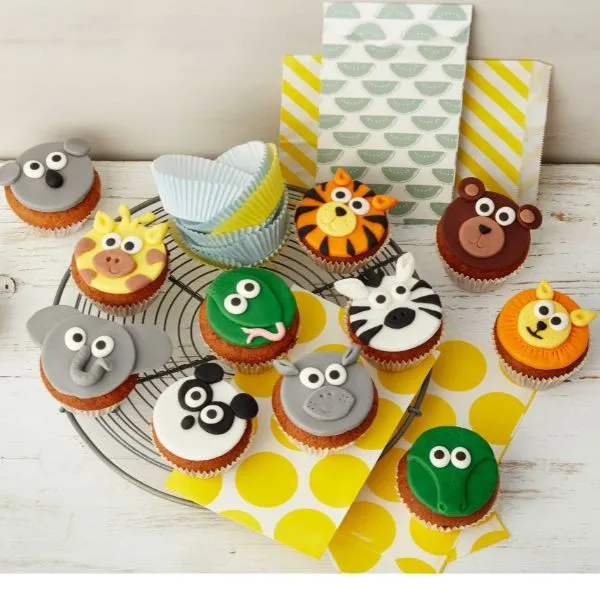 Farbenfrohe Tiermuffins, mit Kindern liebevoll selbst gebacken und dekoriert