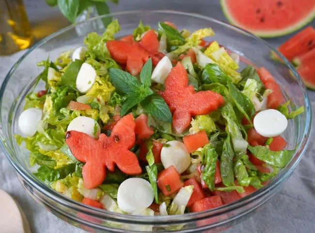 Farbenfroher Melonensalat mit Mozzarella und frischer Minze