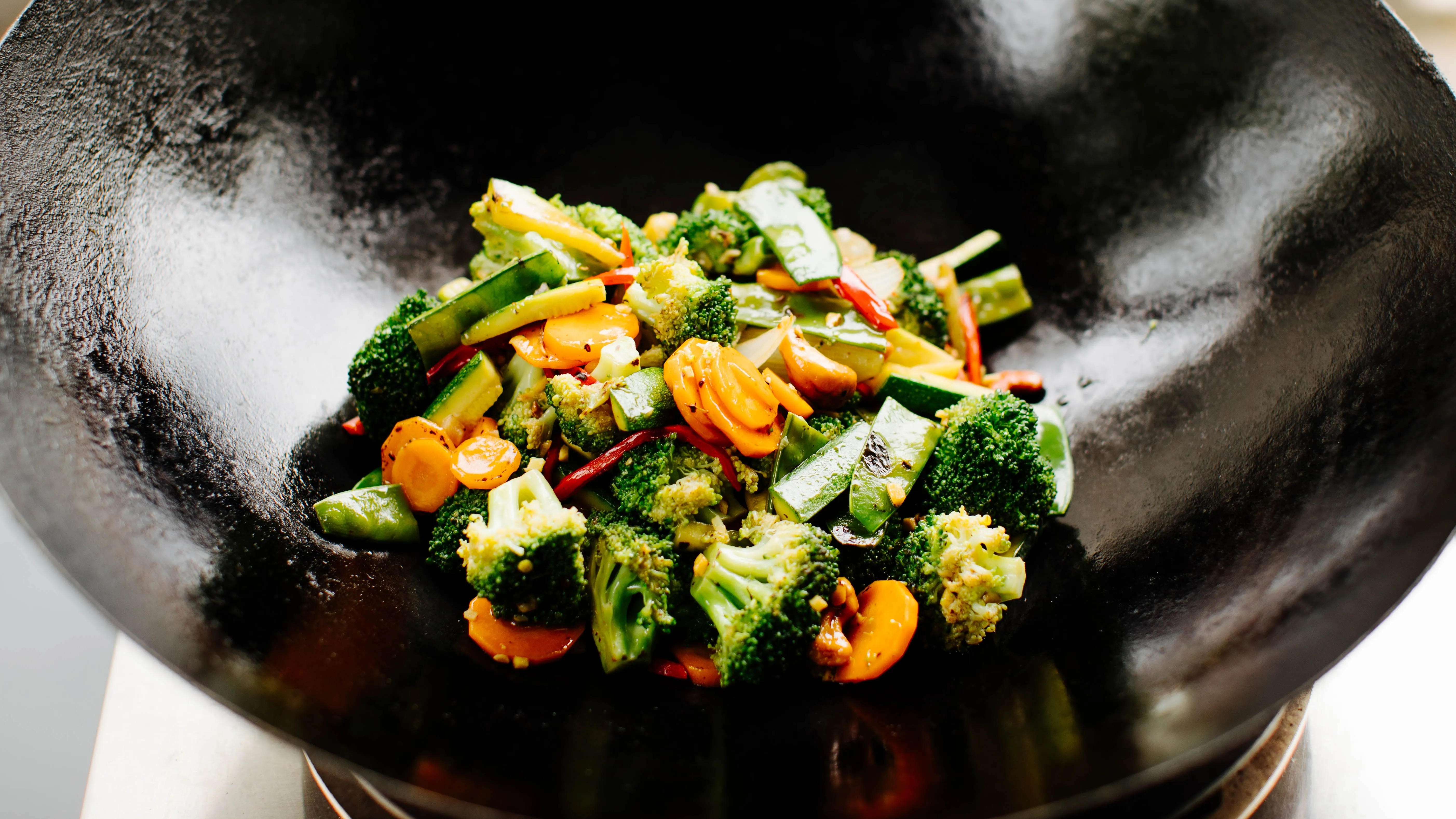 Farbenfrohes, knackiges Wok-Gemüse mit Pilzen und frischen Kräutern, ein schnelles und gesundes chinesisches Rezept