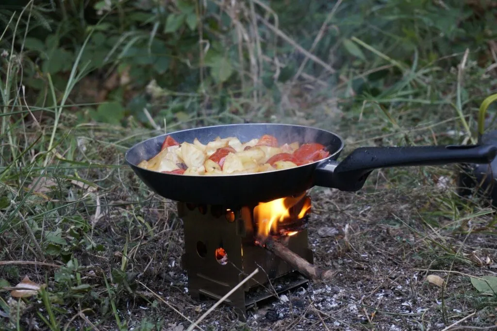 Farbenfrohes Ratatouille in Weckgläsern, ein praktisches und vorbereitetes Campingküche Rezept für unterwegs.