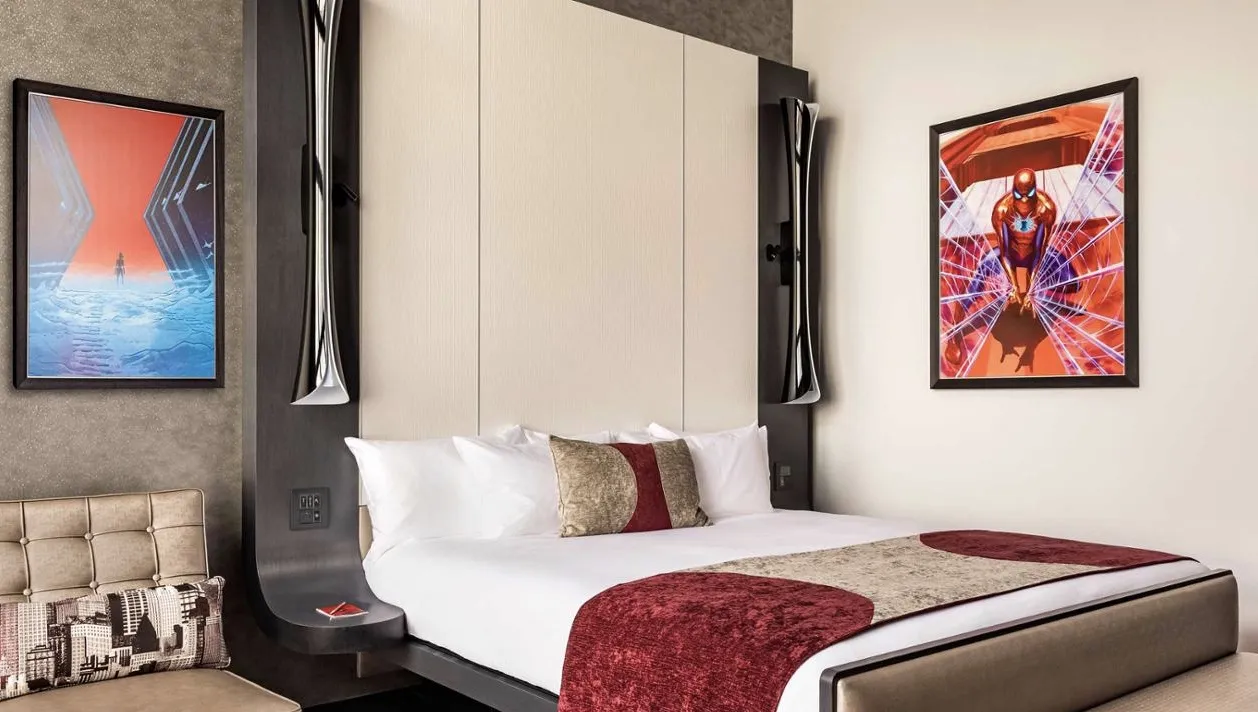 Fassade des Disney's Hotel New York – The Art of Marvel, ein luxuriöses Themenhotel bei Disneyland Paris