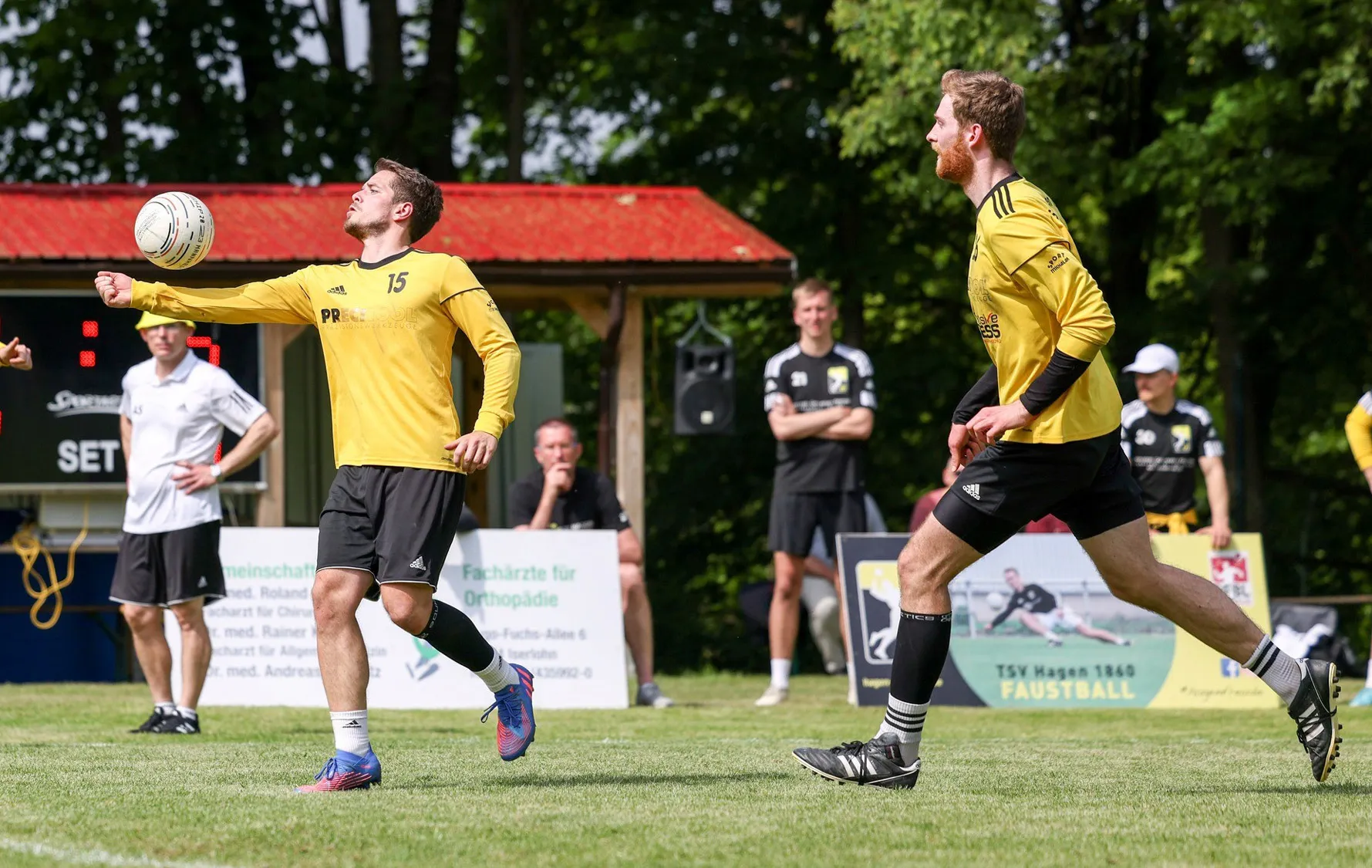 Faustballspieler demonstriert die regelkonforme Ballberührung mit dem ausgestreckten Unterarm