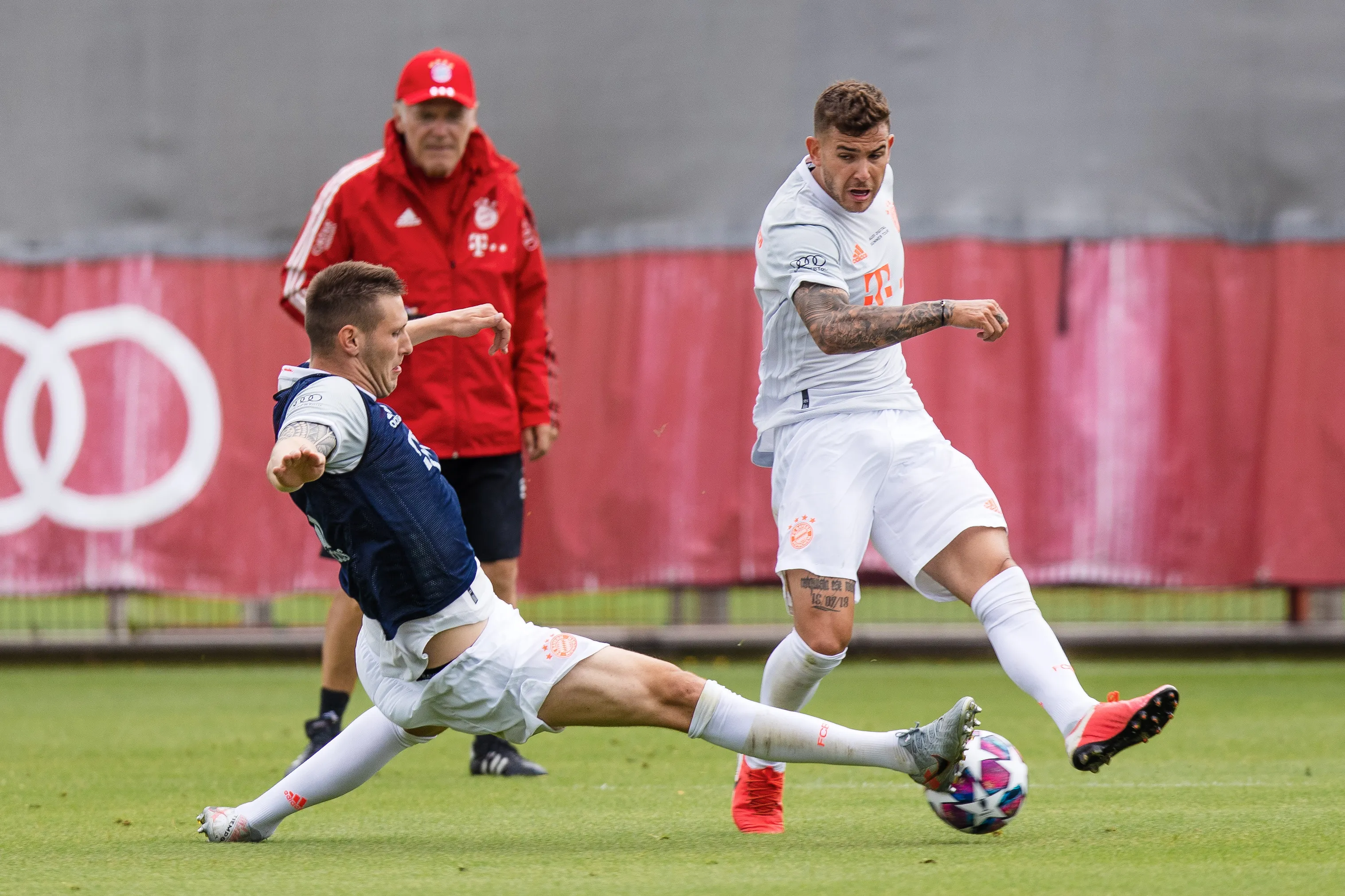 FC Bayern München Trainingseinheit: Mögliche Neuzugänge wie Antonio Rüdiger oder Matthias Ginter könnten die Abwehr stärken