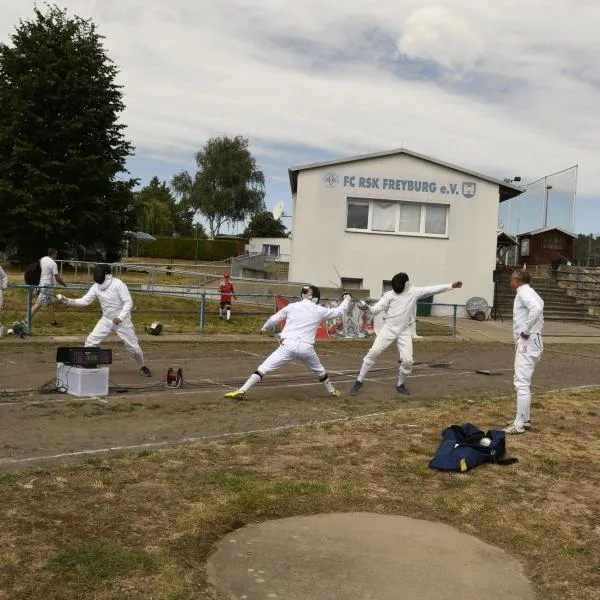 Fechter im Angriffsmodus während des Wettbewerbs