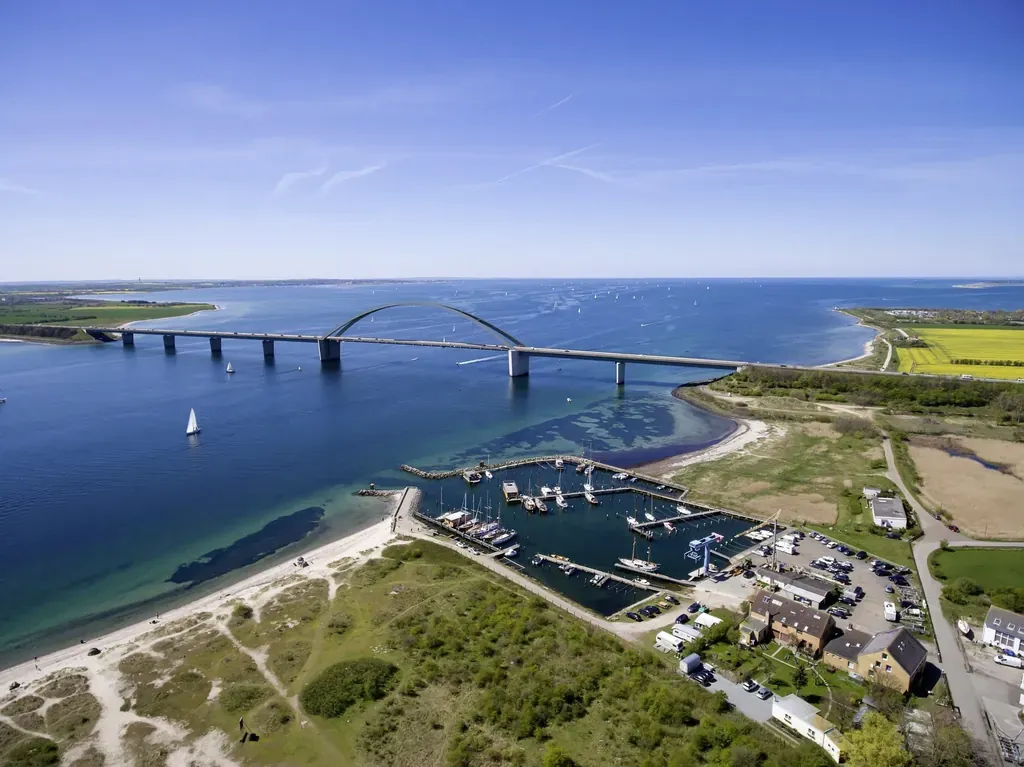 Fehmarn-Sund-Brücke mit Yachthafen und Booten an der Ostsee