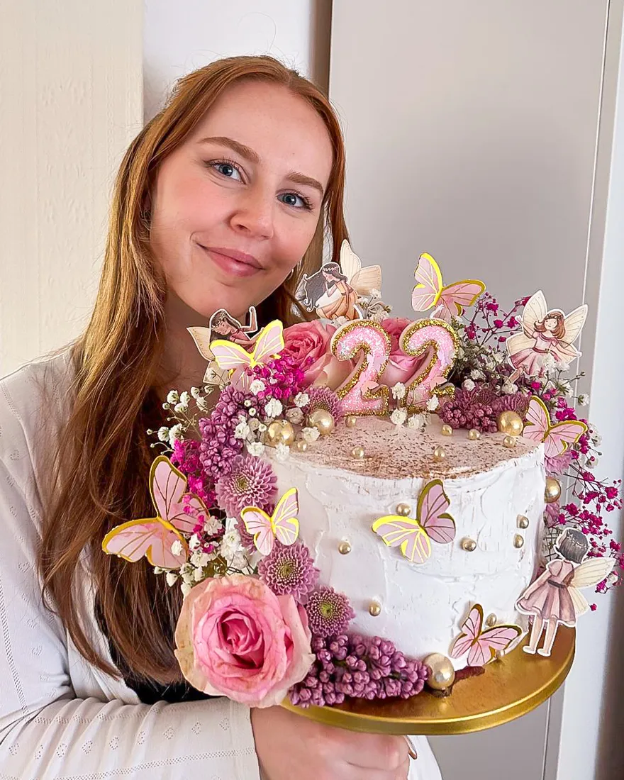 Feierliche Geburtstagstafel mit dem Feen Geburtstagskuchen zum 22. Geburtstag