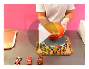 Feierliche Torte für den 40. Geburtstag, dekoriert mit Kerzen