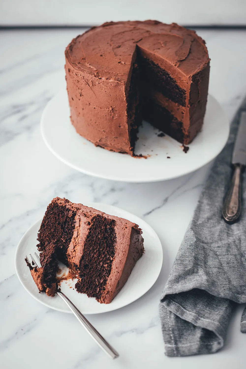 Feierlicher Schokokuchen: Ein Klassiker der deutschen Geburtstagskuchen-Tradition, einfach zuzubereiten und unwiderstehlich