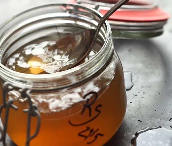 Fein angerichtete Rindssuppe mit Kräutern in einem Teller