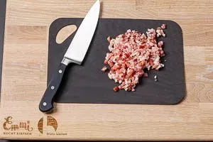 Fein gewürfelter Pancetta als Basis für die Bolognese Soße
