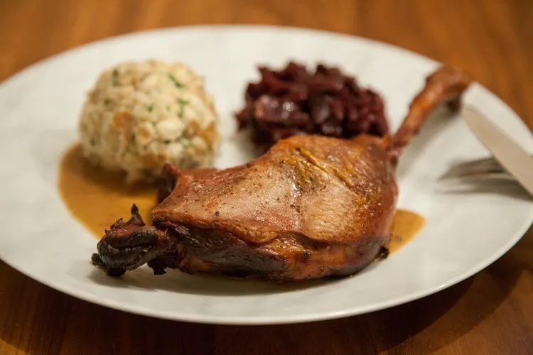 Fein pürierte Backobstsoße mit Beifuß für Gänsekeulen