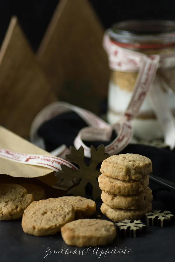 Feine Haselnuss-Plätzchen mit gehackten Nüssen, perfekt zum Kaffeetrinken in der Adventszeit