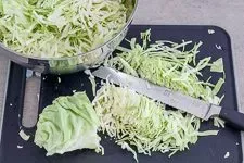 Feine Weißkohlstreifen für schnelles Coleslaw Rezept