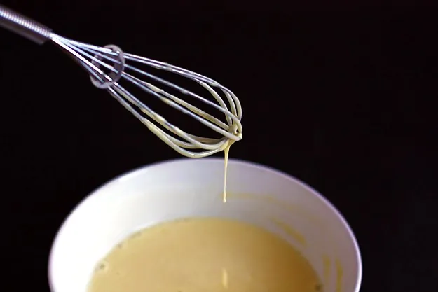 Feiner Palatschinkenteig wird durch Zugabe von Milch perfektioniert