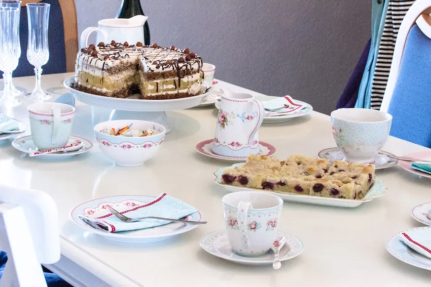 Feines Geschirr von Greengate auf einem gedeckten Tisch, passend zur Apfel-Nuss-Sahne-Torte