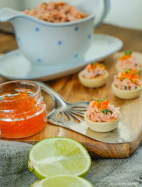 Feines Räucherlachs Tatar als appetitliche Vorspeise