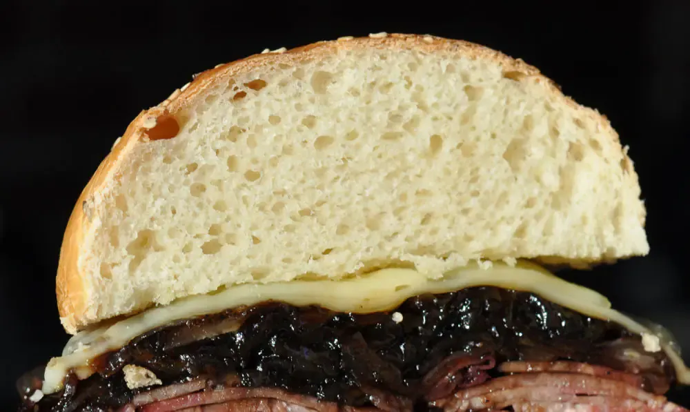 Feinporiger Anschnitt eines selbstgemachten Burgerbrötchens