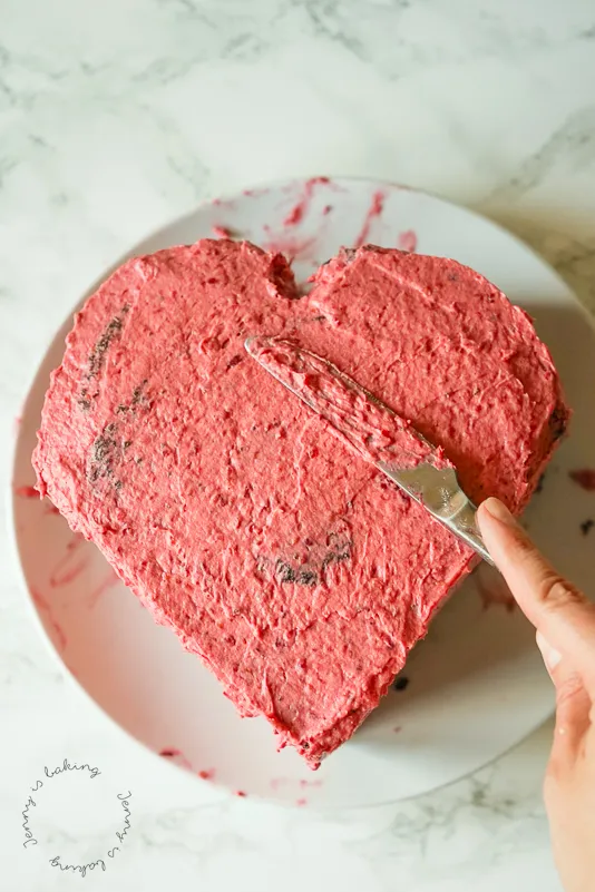 Feinschliff an der Herztorte mit Creme