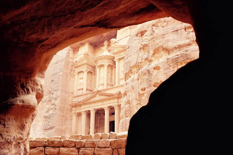Felsfassade des Schatzhauses Al-Khazneh in Petra, Jordanien