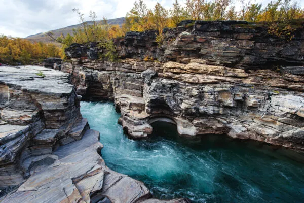 Felsformationen und eine Schlucht im Abisko Nationalpark in Schweden
