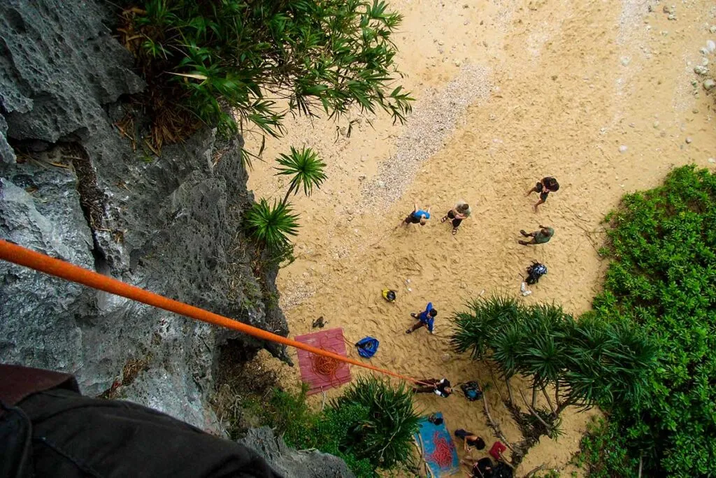 Felskletterer an den Kalksteinfelsen von Cat Ba Island, ein Outdoor-Abenteuer in Nordvietnam