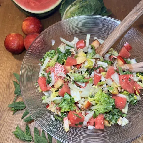Fenchel ist fettarm, kalorienarm und entzündungshemmend – perfekt für diesen Nektarinen-Fenchel-Salat in der Arthrose Ernährung.