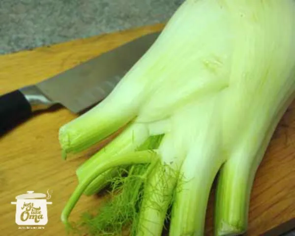 Fenchelknolle vorbereiten: Zähe äußere Blätter entfernen.