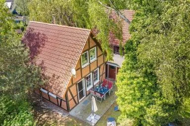 Ferienhaus mit umzäuntem Garten am Meer, ideal für Hunde.