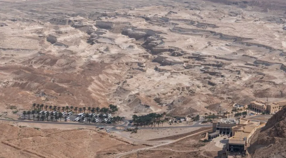 Fernsicht auf die Festung Masada, die sich majestätisch aus der Wüste erhebt.