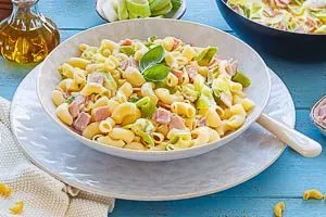 Fertig angerichtete Nudeln mit Schinken-Sahne-Soße, bereit zum Servieren.