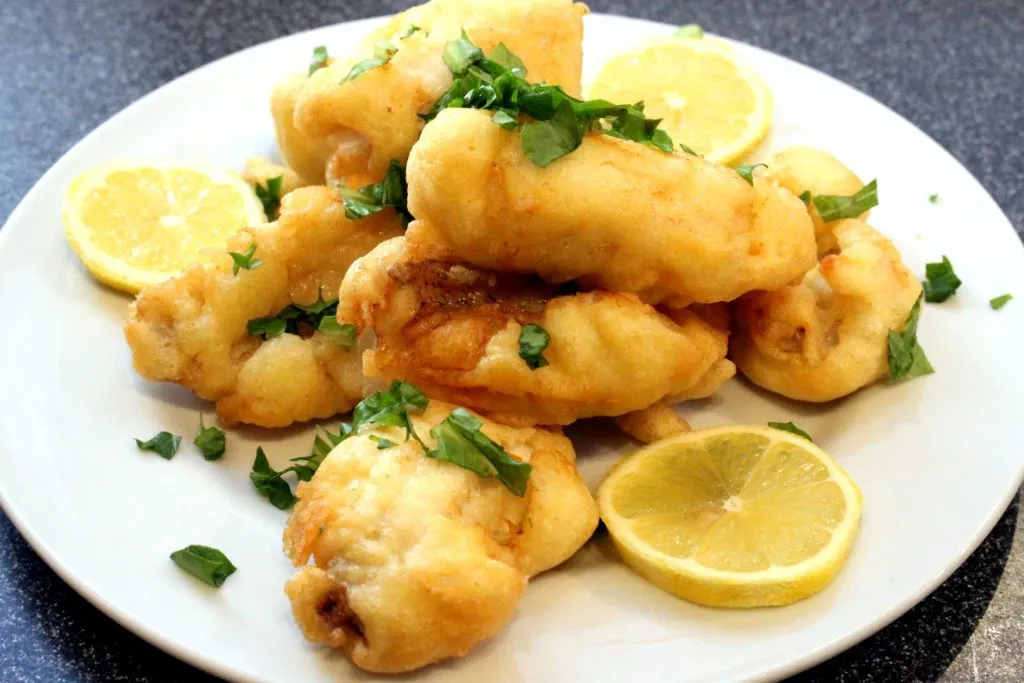 Fertig angerichtete Portion Egli Filets im Bierteig mit Spargel und Kartoffeln, bereit zum Genießen