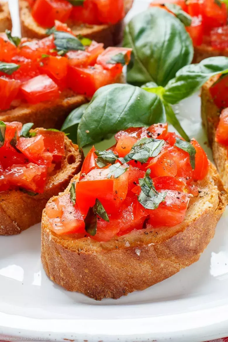 Fertig belegte Bruschetta mit frischen Tomaten, Basilikum und Olivenöl.