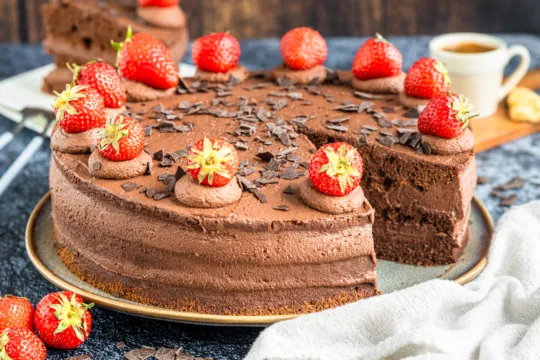 Fertig dekorierte einfache Schokosahnetorte mit Erdbeeren