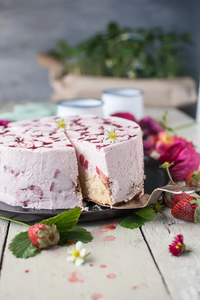 Fertig dekorierte Erdbeer Joghurt Quark Sahne Torte mit kunstvollen Erdbeerwirbeln