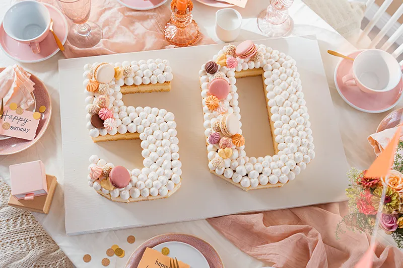 Fertig dekorierter Geburtstagskuchen 50 mit Macarons, Pralinen und Früchten