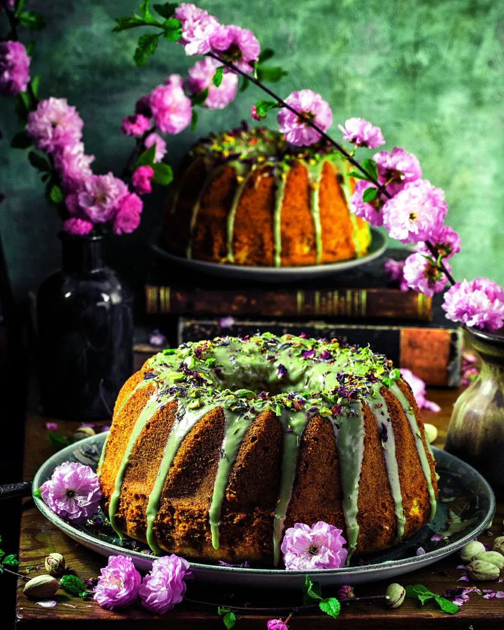 Fertig dekorierter Marzipan-Gugelhupf mit Pistazienglasur und frischen Blüten, ein perfekter Geburtstagskuchen für die Osterzeit