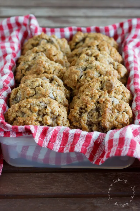 Fertig gebackene Haferkekse mit Schokolade auf einem Backblech mit Backpapier
