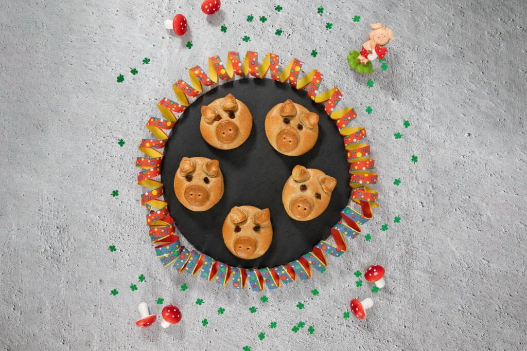 Fertig gebackene und liebevoll dekorierte vegane Glücksschweinchen für die Silvesterfeier.