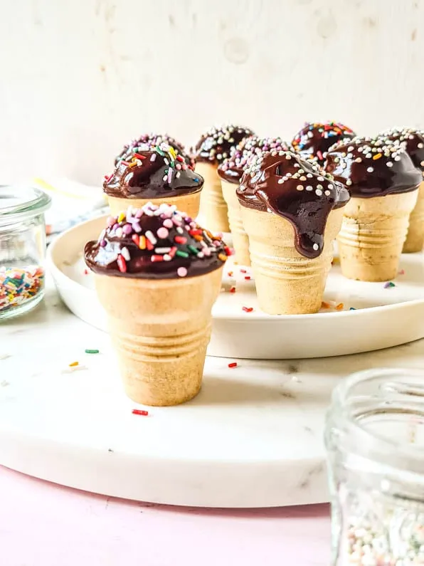 Fertig gebackene Waffelbecher-Küchlein auf einem Teller