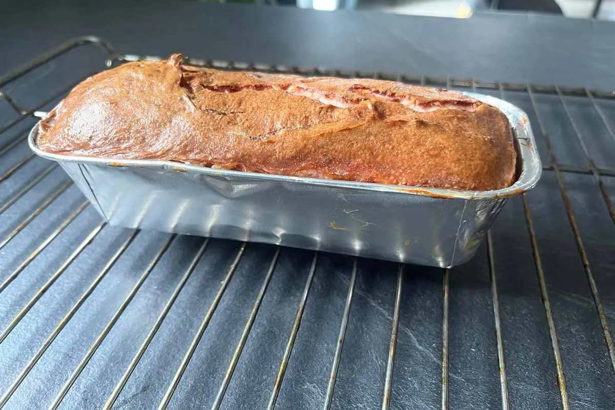 Fertig gebackener Leberkäse mit knuspriger Kruste