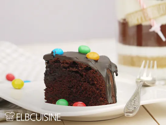 Fertig gebackener, saftiger Brownie-Kuchen aus der Backmischung im Glas, bereit zum Genießen.