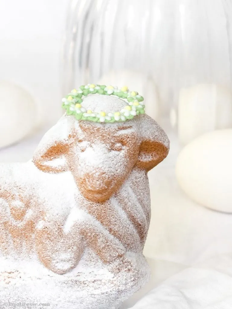 Fertig gebackenes, saftiges Osterlamm mit feiner Mandelaroma-Note und Puderzucker bestäubt.